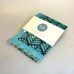 Djian Tørklæde - Grøn Blå Lotus, lotusblomst, tryk, print, M403-B, blå, grøn, douce, diskret, nydeligt, flot, smart, sporty, gave, gaveide, forårstørklæde, havfarver, skandinavisk, dansk, design, cool, stiligt, stilet, stil, bio, kba, bomuld, ren, bæredygtigt, holdbart, naturligt, biti, ribe, tilbehør,