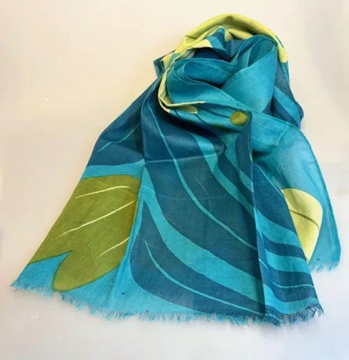 Djian Tørklæde - Petrol Tulip, tulipan, tulipaner, tulipanfesten, blomster, blå, grøn, douce, diskret, nydeligt, flot, smart, sporty, gave, gaveide, forårstørklæde, havfarver, skandinavisk, dansk, design, cool, stiligt, stilet, stil, bio, kba, bomuld, ren, bæredygtigt, holdbart, naturligt, biti, ribe, tilbehør, tryk, print, motiv,