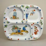 Elsa Beskow Tallerken med Rum - Putte i Blåbærskoven , puttes eventyr, elsa beskow, 3311, rätt start, ruminddelt, separeret, hver for sig, aftensmad, snacks, gnavegrønt, eftermiddagsmad, frugt, eftermiddagsfrugt, tapas, børnetallerken, babytallerken, fingermad, slik, bakketallerken, madbakke, børn, børneservice, morgenmadstallerken, snacks, fødevaregodkendt, kvalitet, svensk, moderne, nyfortolket, børneservice, tallerken, poetisk, gave, gaveide, barnedåb, barnebarn, barselsgave, baby shower, gaveide, til børn, yndig, sød, særlig, ide, melamin, baby, småbørn, spise selv, biti, ribe