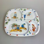 Elsa Beskow Tallerken med Rum - Putte i Blåbærskoven , puttes eventyr, elsa beskow, 3311, rätt start, ruminddelt, separeret, hver for sig, aftensmad, snacks, gnavegrønt, eftermiddagsmad, frugt, eftermiddagsfrugt, tapas, børnetallerken, babytallerken, fingermad, slik, bakketallerken, madbakke, børn, børneservice, morgenmadstallerken, snacks, fødevaregodkendt, kvalitet, svensk, moderne, nyfortolket, børneservice, tallerken, poetisk, gave, gaveide, barnedåb, barnebarn, barselsgave, baby shower, gaveide, til børn, yndig, sød, særlig, ide, melamin, baby, småbørn, spise selv, biti, ribe