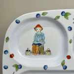 Elsa Beskow Tallerken med Rum - Putte i Blåbærskoven , puttes eventyr, elsa beskow, 3311, rätt start, ruminddelt, separeret, hver for sig, aftensmad, snacks, gnavegrønt, eftermiddagsmad, frugt, eftermiddagsfrugt, tapas, børnetallerken, babytallerken, fingermad, slik, bakketallerken, madbakke, børn, børneservice, morgenmadstallerken, snacks, fødevaregodkendt, kvalitet, svensk, moderne, nyfortolket, børneservice, tallerken, poetisk, gave, gaveide, barnedåb, barnebarn, barselsgave, baby shower, gaveide, til børn, yndig, sød, særlig, ide, melamin, baby, småbørn, spise selv, biti, ribe