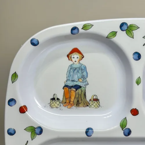 Elsa Beskow Tallerken med Rum - Putte i Blåbærskoven , puttes eventyr, elsa beskow, 3311, rätt start, ruminddelt, separeret, hver for sig, aftensmad, snacks, gnavegrønt, eftermiddagsmad, frugt, eftermiddagsfrugt, tapas, børnetallerken, babytallerken, fingermad, slik, bakketallerken, madbakke, børn, børneservice, morgenmadstallerken, snacks, fødevaregodkendt, kvalitet, svensk, moderne, nyfortolket, børneservice, tallerken, poetisk, gave, gaveide, barnedåb, barnebarn, barselsgave, baby shower, gaveide, til børn, yndig, sød, særlig, ide, melamin, baby, småbørn, spise selv, biti, ribe