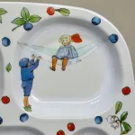Elsa Beskow Tallerken med Rum - Putte i Blåbærskoven , puttes eventyr, elsa beskow, 3311, rätt start, ruminddelt, separeret, hver for sig, aftensmad, snacks, gnavegrønt, eftermiddagsmad, frugt, eftermiddagsfrugt, tapas, børnetallerken, babytallerken, fingermad, slik, bakketallerken, madbakke, børn, børneservice, morgenmadstallerken, snacks, fødevaregodkendt, kvalitet, svensk, moderne, nyfortolket, børneservice, tallerken, poetisk, gave, gaveide, barnedåb, barnebarn, barselsgave, baby shower, gaveide, til børn, yndig, sød, særlig, ide, melamin, baby, småbørn, spise selv, biti, ribe