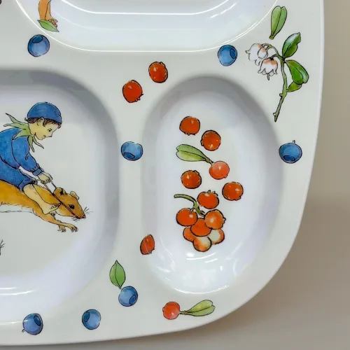 Elsa Beskow Tallerken med Rum - Putte i Blåbærskoven , puttes eventyr, elsa beskow, 3311, rätt start, ruminddelt, separeret, hver for sig, aftensmad, snacks, gnavegrønt, eftermiddagsmad, frugt, eftermiddagsfrugt, tapas, børnetallerken, babytallerken, fingermad, slik, bakketallerken, madbakke, børn, børneservice, morgenmadstallerken, snacks, fødevaregodkendt, kvalitet, svensk, moderne, nyfortolket, børneservice, tallerken, poetisk, gave, gaveide, barnedåb, barnebarn, barselsgave, baby shower, gaveide, til børn, yndig, sød, særlig, ide, melamin, baby, småbørn, spise selv, biti, ribe