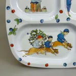 Elsa Beskow Tallerken med Rum - Putte i Blåbærskoven , puttes eventyr, elsa beskow, 3311, rätt start, ruminddelt, separeret, hver for sig, aftensmad, snacks, gnavegrønt, eftermiddagsmad, frugt, eftermiddagsfrugt, tapas, børnetallerken, babytallerken, fingermad, slik, bakketallerken, madbakke, børn, børneservice, morgenmadstallerken, snacks, fødevaregodkendt, kvalitet, svensk, moderne, nyfortolket, børneservice, tallerken, poetisk, gave, gaveide, barnedåb, barnebarn, barselsgave, baby shower, gaveide, til børn, yndig, sød, særlig, ide, melamin, baby, småbørn, spise selv, biti, ribe