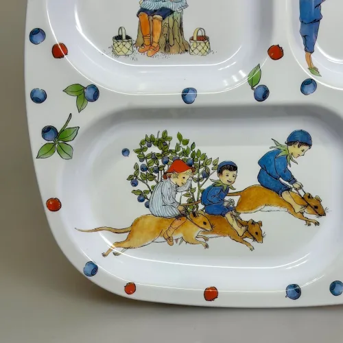 Elsa Beskow Tallerken med Rum - Putte i Blåbærskoven , puttes eventyr, elsa beskow, 3311, rätt start, ruminddelt, separeret, hver for sig, aftensmad, snacks, gnavegrønt, eftermiddagsmad, frugt, eftermiddagsfrugt, tapas, børnetallerken, babytallerken, fingermad, slik, bakketallerken, madbakke, børn, børneservice, morgenmadstallerken, snacks, fødevaregodkendt, kvalitet, svensk, moderne, nyfortolket, børneservice, tallerken, poetisk, gave, gaveide, barnedåb, barnebarn, barselsgave, baby shower, gaveide, til børn, yndig, sød, særlig, ide, melamin, baby, småbørn, spise selv, biti, ribe