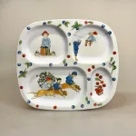 Elsa Beskow Tallerken med Rum - Putte i Blåbærskoven , puttes eventyr, elsa beskow, 3311, rätt start, ruminddelt, separeret, hver for sig, aftensmad, snacks, gnavegrønt, eftermiddagsmad, frugt, eftermiddagsfrugt, tapas, børnetallerken, babytallerken, fingermad, slik, bakketallerken, madbakke, børn, børneservice, morgenmadstallerken, snacks, fødevaregodkendt, kvalitet, svensk, moderne, nyfortolket, børneservice, tallerken, poetisk, gave, gaveide, barnedåb, barnebarn, barselsgave, baby shower, gaveide, til børn, yndig, sød, særlig, ide, melamin, baby, småbørn, spise selv, biti, ribe