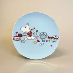 Melamin Tallerken Flad - Mumi Fødselsdag, RPET, bæredygtigt, genanvendt, lyseblå, picknick, picnic, fødselsdag, kagebord, kagetallerken, kaffe, mumi, praktisk, morgenmad, børneservice, børnetallerken, mumi, trolde, mumin, RS, 6136, børnefødselsdag, gave, fødselsdagsgave, baby, shower, barnedåb, gave, sød, sjov, flad, lille, frokosttallerken, morgenmadstallerken, frugt, biti, ribe,