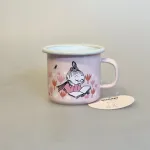 Mumi Metal Krus 25 ml - Lille My og Snorkfrøkenen, 1711-025-03, girls, lyserød, rosa, girly, pigekrus, pigekop, lille my, snorkfrøken, pink, 25 cl, blomstereng, bier, biodiversitet, vilde, blomster, margueritter, emalje, kop, krus, muurla, mumitrolde, mumikop, mumikrus, skovtur, til, børn, bålmad, biti, ribe, gave, fødselsdagsgave, barselsgave, dåbsgave