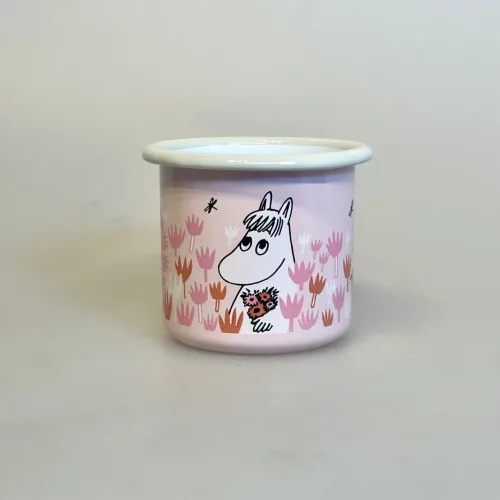 Mumi Metal Krus 25 ml - Lille My og Snorkfrøkenen, 1711-025-03, girls, lyserød, rosa, girly, pigekrus, pigekop, lille my, snorkfrøken, pink, 25 cl, blomstereng, bier, biodiversitet, vilde, blomster, margueritter, emalje, kop, krus, muurla, mumitrolde, mumikop, mumikrus, skovtur, til, børn, bålmad, biti, ribe, gave, fødselsdagsgave, barselsgave, dåbsgave