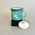 Mumi Metal Krus 25 ml - Mumi Sniff og Mumrik, grøn, kænguru, boys, drenge, drengekop, drengekrus, 1711-025-02, blomstereng, bier, biodiversitet, vilde, blomster, margueritter, emalje, kop, krus, muurla, mumitrolde, mumikop, mumikrus, skovtur, til, børn, voksne, drenge, biti, ribe, gave, fødselsdagsgave, barselsgave, dåbsgave