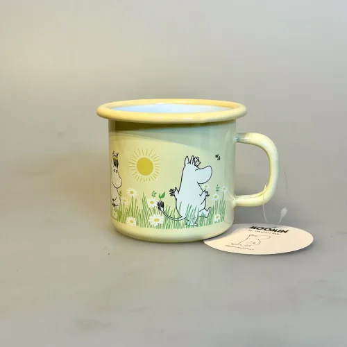 Mumi Metal Krus 25 ml - Mumi og Ko På Engen, sortbroget, malkeko, kvæg, snorkfrøken, mumi, mor, margueritter, blomstereng, bier, biodiversitet, vilde, blomster, margueritter, emalje, kop, krus, muurla, mumitrolde, mumikop, mumikrus, skovtur, til, børn, voksne, drenge, piger, lysegul, 1711-025-05, på engen, biti, ribe, gave, fødselsdagsgave, barselsgave, dåbsgave