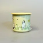 Mumi Metal Krus 25 ml - Mumi og Ko På Engen, sortbroget, malkeko, kvæg, snorkfrøken, mumi, mor, margueritter, blomstereng, bier, biodiversitet, vilde, blomster, margueritter, emalje, kop, krus, muurla, mumitrolde, mumikop, mumikrus, skovtur, til, børn, voksne, drenge, piger, lysegul, 1711-025-05, på engen, biti, ribe, gave, fødselsdagsgave, barselsgave, dåbsgave