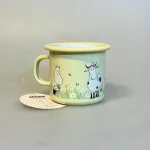 Mumi Metal Krus 25 ml - Mumi og Ko På Engen, sortbroget, malkeko, kvæg, snorkfrøken, mumi, mor, margueritter, blomstereng, bier, biodiversitet, vilde, blomster, margueritter, emalje, kop, krus, muurla, mumitrolde, mumikop, mumikrus, skovtur, til, børn, voksne, drenge, piger, lysegul, 1711-025-05, på engen, biti, ribe, gave, fødselsdagsgave, barselsgave, dåbsgave