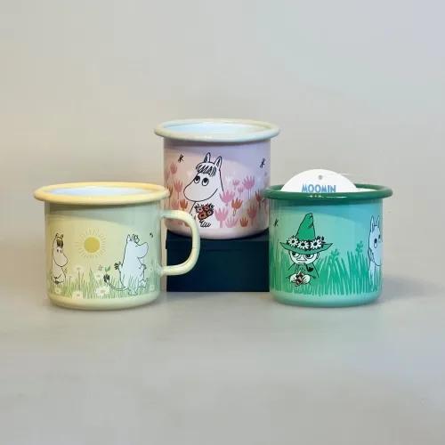 Mumi Metal Krus 25 ml - Mumi Sniff og Mumrik, Mumi Metal Krus 25 ml - Lille My og Snorkfrøkenen, Mumi Metal Krus 25 ml - Mumi og Ko På Engen, sortbroget, malkeko, kvæg, snorkfrøken, mumi, mor, margueritter, blomstereng, bier, biodiversitet, vilde, blomster, margueritter, emalje, kop, krus, muurla, mumitrolde, mumikop, mumikrus, skovtur, til, børn, voksne, drenge, piger, lysegul, 1711-025-05, på engen