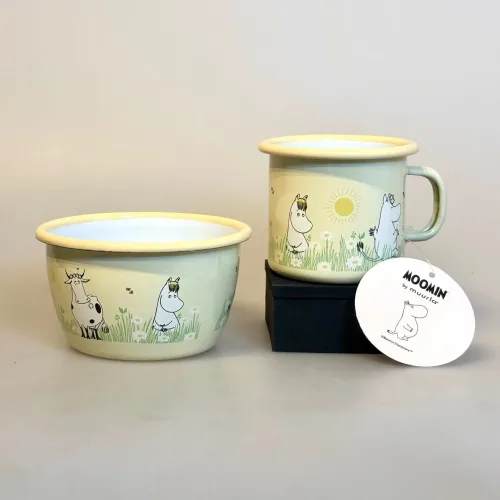 Mumi Metal Skål 3 dl - Mumi og Ko På Engen, morgenmadsskål, snolder, slikskål, metalskål, emaljeskål, mumiskål, Mumi Metal Krus 25 ml - Mumi og Ko På Engen, sortbroget, malkeko, kvæg, snorkfrøken, mumi, mor, margueritter, blomstereng, bier, biodiversitet, vilde, blomster, margueritter, emalje, kop, krus, muurla, mumitrolde, mumikop, mumikrus, skovtur, til, børn, voksne, drenge, piger, lysegul, 1711-025-05, på engen, biti, ribe, gave, fødselsdagsgave, barselsgave, dåbsgave
