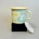 Mumi Metal Krus 25 ml - Mumi og Ko På Engen, sortbroget, malkeko, kvæg, snorkfrøken, mumi, mor, margueritter, blomstereng, bier, biodiversitet, vilde, blomster, margueritter, emalje, kop, krus, muurla, mumitrolde, mumikop, mumikrus, skovtur, til, børn, voksne, drenge, piger, lysegul, 1711-025-05, på engen, biti, ribe, gave, fødselsdagsgave, barselsgave, dåbsgave