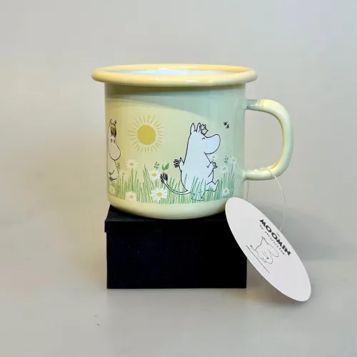 Mumi Metal Krus 25 ml - Mumi og Ko På Engen, sortbroget, malkeko, kvæg, snorkfrøken, mumi, mor, margueritter, blomstereng, bier, biodiversitet, vilde, blomster, margueritter, emalje, kop, krus, muurla, mumitrolde, mumikop, mumikrus, skovtur, til, børn, voksne, drenge, piger, lysegul, 1711-025-05, på engen, biti, ribe, gave, fødselsdagsgave, barselsgave, dåbsgave