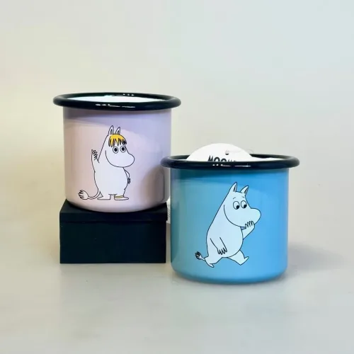 Mumi Metal Krus 25 ml - Mumi Lyseblå, Mumi Metal Krus 25 ml - Snorkfrøkenen Rosa, lyserød, pink, pige, pigekop, pigekrus, baby, shower, 1701-025-07, kæreste, girly, pigekrus, pigekop, lille my, snorkfrøken, pink, 25 cl, blomstereng, bier, biodiversitet, vilde, blomster, margueritter, emalje, kop, krus, muurla, mumitrolde, mumikop, mumikrus, skovtur, til, børn, bålmad, biti, ribe, gave, fødselsdagsgave, barselsgave, dåbsgave, drenge, babyblå, drengekop, drengekrus