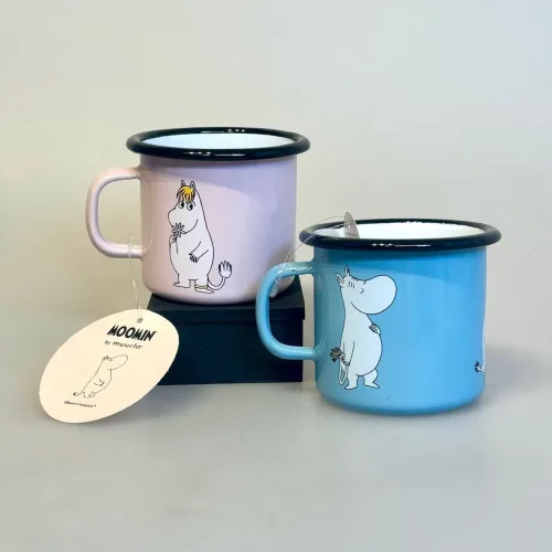 Mumi Metal Krus 25 ml - Mumi Lyseblå, Mumi Metal Krus 25 ml - Snorkfrøkenen Rosa, lyserød, pink, pige, pigekop, pigekrus, baby, shower, 1701-025-07, kæreste, girly, pigekrus, pigekop, lille my, snorkfrøken, pink, 25 cl, blomstereng, bier, biodiversitet, vilde, blomster, margueritter, emalje, kop, krus, muurla, mumitrolde, mumikop, mumikrus, skovtur, til, børn, bålmad, biti, ribe, gave, fødselsdagsgave, barselsgave, dåbsgave, drenge, babyblå, drengekop, drengekrus