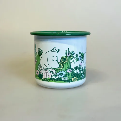 Mumi Metal Krus 37 ml - I Haven, in the garden, grøn, blomster, mumi, mumimor, mumifar, lille my, snorkfrøkenen, pastelfarver, 1711-037-06, muurla, metal, metalkop, metalkrus, mumikop, mumikrus, emalje, emaljekop, out door, picnic, bål, praktisk, sød, samler, gaveide, mumitroldene, tove, jannson, eventyr, mumin, emaljekop, stor, lækker, biti, ribe, til, børn, voksne, finland, finsk