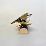 Naturens Fugle af Træ - Fuglekonge, wg325, Wildlife Garden, svenske, træfugle, træfugl, fuglefigur, naturlig, naturtro, håndsnittet, håndlavet, håndarbejde, fugleinteresseret, naturmenneske, gaveide, gave, deko, dekorativ, flot, træskærearbejde, 1.1, sort sol, Ribe, Vadehavet, biti, nationalpark, ornitolog, realistisk, ægte, flotte