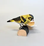 Naturens Fugle af Træ - Grønsisken, siskin, wildlife garden, wg 423, lille, spurv, gul, svenske, træfugle, træfugl, fuglefigur, naturlig, naturtro, håndsnittet, håndlavet, håndarbejde, fugleinteresseret, naturmenneske, gaveide, gave, deko, dekorativ, flot, træskærearbejde, 1.1, sort sol, Ribe, Vadehavet, biti, nationalpark, ornitolog, realistisk, ægte, flotte