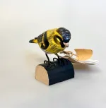 Naturens Fugle af Træ - Grønsisken, siskin, wildlife garden, wg 423, lille, spurv, gul, svenske, træfugle, træfugl, fuglefigur, naturlig, naturtro, håndsnittet, håndlavet, håndarbejde, fugleinteresseret, naturmenneske, gaveide, gave, deko, dekorativ, flot, træskærearbejde, 1.1, sort sol, Ribe, Vadehavet, biti, nationalpark, ornitolog, realistisk, ægte, flotte