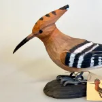 Naturens Fugle af Træ - Hærfugl, wildlife garden, fugle, fugl, træfugl, træfigur, danske, dansk, i farver, fauna, kigger på, symbolsk, gave, gaveide, ornitolog, naturen, vejleder, vadehavet, liv, biologi, biti, ribe, svensk, deko, dekorativ, original, håndlavet, træskærearbejde, træsnit, 1:1, naturlig, størrelse