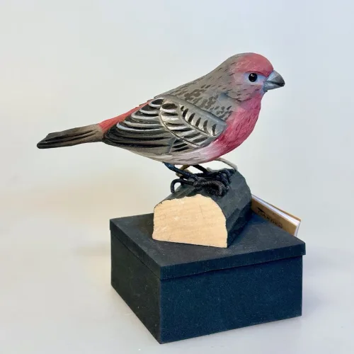 Naturens Fugle af Træ - Husfinke, house finch, wildlife garden, wg663, roselin, træfugl, rosa, pink, rød, bærrød, fugl, ornitolog, naturens, natur, vejleder, amerikansk, gave, gaveide, håndlavet, håndmalet,