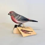 Naturens Fugle af Træ - Husfinke, house finch, wildlife garden, wg663, roselin, træfugl, rosa, pink, rød, bærrød, fugl, ornitolog, naturens, natur, vejleder, amerikansk, gave, gaveide, håndlavet, håndmalet,