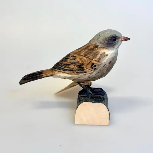 Jernspurv, dunnuck, WG427, wildlife garden, spurvefugl, danske fugle, fugle i farver, fuglefigur, model, træfugl, træfigur, wildlife garden, decobird, ornitolog, ornitologisk, samler, fugle, fugl, fugle entusiast, natur, den danske natur, fugleliv, gave, gaveide, jeg kigger på fugle, realistisk, naturlig, naturelsker, Biti, Ribe,Naturens fugle af træ - Gråspurv, Naturens fugle af træ - Jernspurv