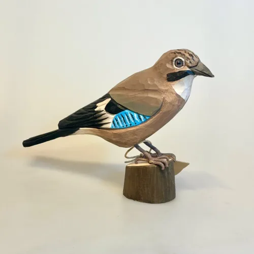 Naturens Fugle af Træ - Skovskade, eurasian, jay, skade, wildlife garden, wg4463, skov, skovens, fugle, fugl, træfugl, træfigur, danske, dansk, i farver, fauna, kigger på, symbolsk, gave, gaveide, ornitolog, naturen, vejleder, vadehavet, liv, biologi, biti, ribe, svensk, deko, dekorativ, original, håndlavet, træskærearbejde, træsnit, 1:1, naturlig, størrelse