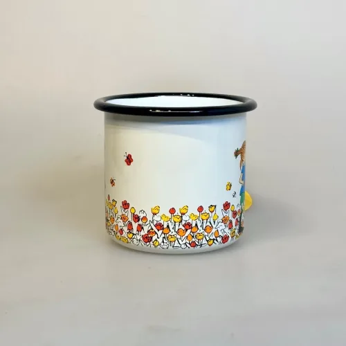 Pippi Langstrømpe Metal Krus 37 ml - Blomstereng, be more pippi, vær mere som pippi, sommerfugle, blomster, 1406-037-80, nyhed, emalje, kop, krus, out door, pic nic, skovtur, sjovt, fint, lækkert, kvalitet, børn, voksne, gave, gaveide, pippi, langstrømpe, ting, med, 1404, biti, ribe, dansk, svensk, design, astrid lindgren, eventyr, historier,
