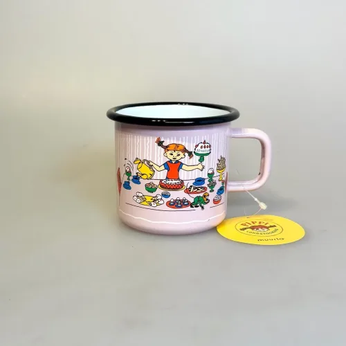Pippi Langstrømpe Metal Krus 37 ml - Kagebord, stor, lyserød, fødselsdag, kager, kaffe, 1400-037-03, emalje, kop, krus, out door, pic nic, skovtur, sjovt, fint, lækkert, kvalitet, børn, voksne, gave, gaveide, pippi, langstrømpe, ting, med, 1404, biti, ribe, dansk, svensk, design, astrid lindgren, eventyr, historier, 2,5 dl