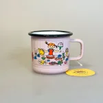 Pippi Langstrømpe Metal Krus 37 ml - Kagebord, stor, lyserød, fødselsdag, kager, kaffe, 1400-037-03, emalje, kop, krus, out door, pic nic, skovtur, sjovt, fint, lækkert, kvalitet, børn, voksne, gave, gaveide, pippi, langstrømpe, ting, med, 1404, biti, ribe, dansk, svensk, design, astrid lindgren, eventyr, historier,