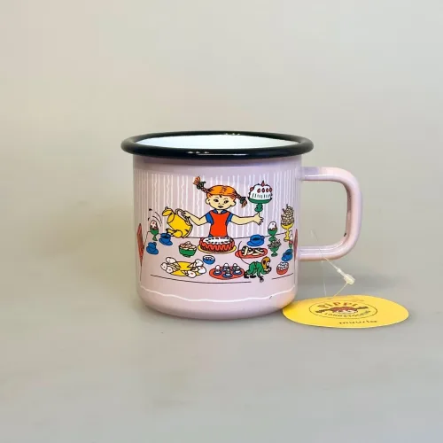 Pippi Langstrømpe Metal Krus 37 ml - Kagebord, stor, lyserød, fødselsdag, kager, kaffe, 1400-037-03, emalje, kop, krus, out door, pic nic, skovtur, sjovt, fint, lækkert, kvalitet, børn, voksne, gave, gaveide, pippi, langstrømpe, ting, med, 1404, biti, ribe, dansk, svensk, design, astrid lindgren, eventyr, historier,