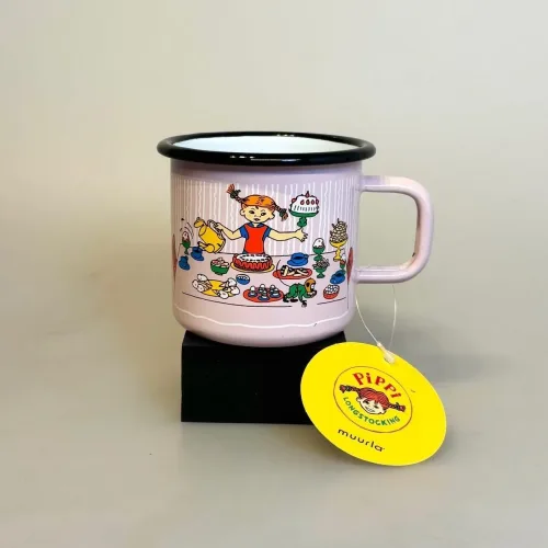 Pippi Langstrømpe Metal Krus 37 ml - Kagebord, stor, lyserød, fødselsdag, kager, kaffe, 1400-037-03, emalje, kop, krus, out door, pic nic, skovtur, sjovt, fint, lækkert, kvalitet, børn, voksne, gave, gaveide, pippi, langstrømpe, ting, med, 1404, biti, ribe, dansk, svensk, design, astrid lindgren, eventyr, historier, 2,5 dl