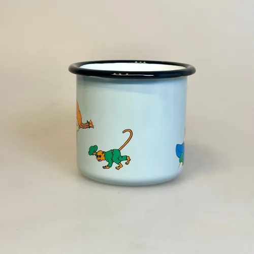 Pippi Langstrømpe Metal Krus 37 ml - Pippi og Hr. Nelsson, abe, hr. nilson, abekat, lyseblå, emalje, kop, krus, out door, pic nic, skovtur, sjovt, fint, lækkert, kvalitet, børn, voksne, gave, gaveide, pippi, langstrømpe, ting, med, 1404, biti, ribe, dansk, svensk, design, astrid lindgren, eventyr, historier,