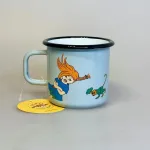 Pippi Langstrømpe Metal Krus 37 ml - Pippi og Hr. Nelsson, abe, hr. nilson, abekat, lyseblå, emalje, kop, krus, out door, pic nic, skovtur, sjovt, fint, lækkert, kvalitet, børn, voksne, gave, gaveide, pippi, langstrømpe, ting, med, 1404, biti, ribe, dansk, svensk, design, astrid lindgren, eventyr, historier,