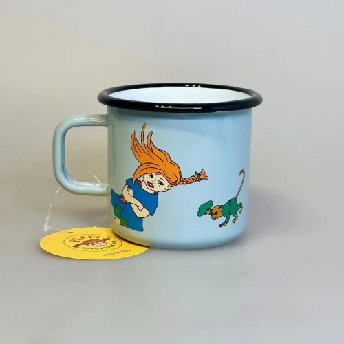 Pippi Langstrømpe Metal Krus 37 ml - Pippi og Hr. Nelsson, abe, hr. nilson, abekat, lyseblå, emalje, kop, krus, out door, pic nic, skovtur, sjovt, fint, lækkert, kvalitet, børn, voksne, gave, gaveide, pippi, langstrømpe, ting, med, 1404, biti, ribe, dansk, svensk, design, astrid lindgren, eventyr, historier,