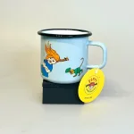 Pippi Langstrømpe Metal Krus 37 ml - Pippi og Hr. Nelsson, abe, hr. nilson, abekat, lyseblå, emalje, kop, krus, out door, pic nic, skovtur, sjovt, fint, lækkert, kvalitet, børn, voksne, gave, gaveide, pippi, langstrømpe, ting, med, 1404, biti, ribe, dansk, svensk, design, astrid lindgren, eventyr, historier,