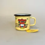 Pippi Langstrømpe Metal Krus 37 ml - Villa Villekulla, hus, pippis, 1400-037-01, stort, krus, kop, pippikop, pippikrus, metalkop, gul, emalje, out door, pic nic, skovtur, sjovt, fint, lækkert, kvalitet, børn, voksne, gave, gaveide, pippi, langstrømpe, ting, med, 1404, biti, ribe, dansk, svensk, design, astrid lindgren, eventyr, historier, 2,5 dl