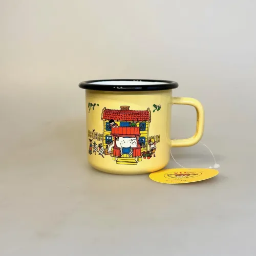 Pippi Langstrømpe Metal Krus 37 ml - Villa Villekulla, hus, pippis, 1400-037-01, stort, krus, kop, pippikop, pippikrus, metalkop, gul, emalje, out door, pic nic, skovtur, sjovt, fint, lækkert, kvalitet, børn, voksne, gave, gaveide, pippi, langstrømpe, ting, med, 1404, biti, ribe, dansk, svensk, design, astrid lindgren, eventyr, historier, 2,5 dl