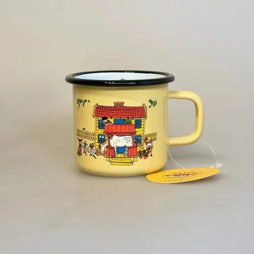 Pippi Langstrømpe Metal Krus 37 ml - Villa Villekulla, hus, pippis, 1400-037-01, stort, krus, kop, pippikop, pippikrus, metalkop, gul, emalje, out door, pic nic, skovtur, sjovt, fint, lækkert, kvalitet, børn, voksne, gave, gaveide, pippi, langstrømpe, ting, med, 1404, biti, ribe, dansk, svensk, design, astrid lindgren, eventyr, historier, 2,5 dl