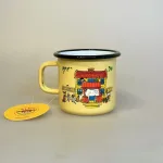 Pippi Langstrømpe Metal Krus 37 ml - Villa Villekulla, hus, pippis, 1400-037-01, stort, krus, kop, pippikop, pippikrus, metalkop, gul, emalje, out door, pic nic, skovtur, sjovt, fint, lækkert, kvalitet, børn, voksne, gave, gaveide, pippi, langstrømpe, ting, med, 1404, biti, ribe, dansk, svensk, design, astrid lindgren, eventyr, historier, 2,5 dl