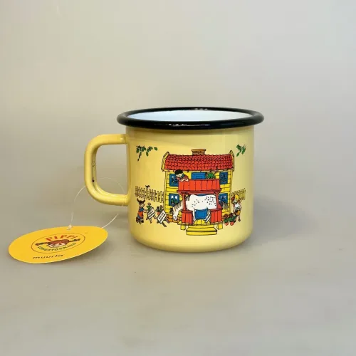 Pippi Langstrømpe Metal Krus 37 ml - Villa Villekulla, hus, pippis, 1400-037-01, stort, krus, kop, pippikop, pippikrus, metalkop, gul, emalje, out door, pic nic, skovtur, sjovt, fint, lækkert, kvalitet, børn, voksne, gave, gaveide, pippi, langstrømpe, ting, med, 1404, biti, ribe, dansk, svensk, design, astrid lindgren, eventyr, historier, 2,5 dl