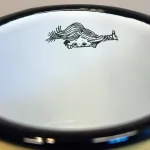 Pippi Langstrømpe Metal Krus 37 ml - Villa Villekulla, hus, pippis, 1400-037-01, stort, krus, kop, pippikop, pippikrus, metalkop, gul, emalje, out door, pic nic, skovtur, sjovt, fint, lækkert, kvalitet, børn, voksne, gave, gaveide, pippi, langstrømpe, ting, med, 1404, biti, ribe, dansk, svensk, design, astrid lindgren, eventyr, historier, 2,5 dl