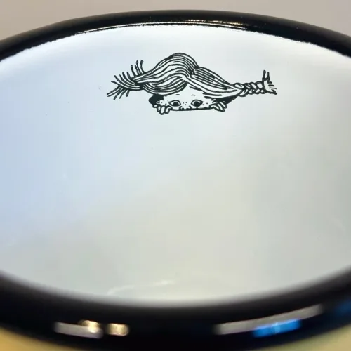 Pippi Langstrømpe Metal Krus 37 ml - Villa Villekulla, hus, pippis, 1400-037-01, stort, krus, kop, pippikop, pippikrus, metalkop, gul, emalje, out door, pic nic, skovtur, sjovt, fint, lækkert, kvalitet, børn, voksne, gave, gaveide, pippi, langstrømpe, ting, med, 1404, biti, ribe, dansk, svensk, design, astrid lindgren, eventyr, historier, 2,5 dl