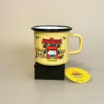 Pippi Langstrømpe Metal Krus 37 ml - Villa Villekulla, hus, pippis, 1400-037-01, stort, krus, kop, pippikop, pippikrus, metalkop, gul, emalje, out door, pic nic, skovtur, sjovt, fint, lækkert, kvalitet, børn, voksne, gave, gaveide, pippi, langstrømpe, ting, med, 1404, biti, ribe, dansk, svensk, design, astrid lindgren, eventyr, historier, 2,5 dl